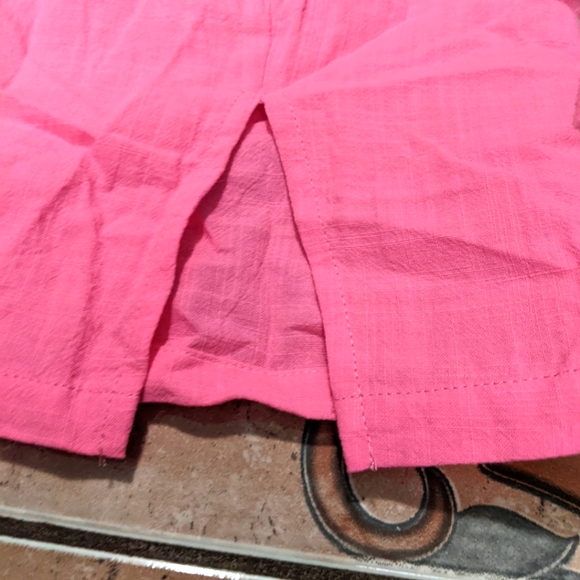 Bubblegum pink mini skirt with slit - Picture 4 of 5